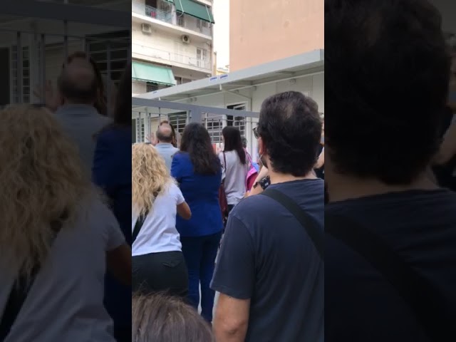 (video) Παράπονα και αντιδράσεις σήμερα στο “πρώτο κουδούνι” στο νέο νηπιαγωγείο -κοντέινερ